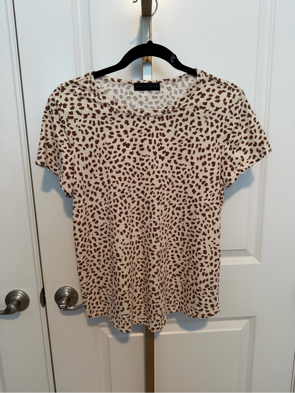 Sanctuary Cream Tee with Brown Leopard Pattern